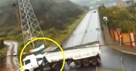 Clip: Xe tải lao nhanh, tông cực mạnh vào xe container đang sang đường