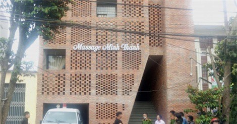 Khách massage và nhân viên nằm bất động trên vũng máu