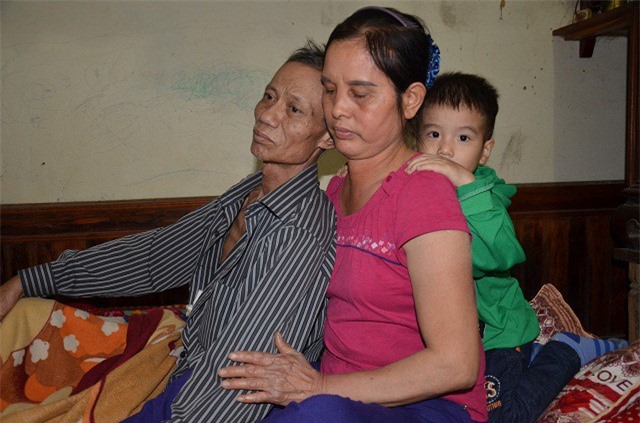 Cám cảnh người vợ vừa chăm chồng ung thư, vừa nuôi 2 con gái mắc bệnh tâm thần lại cưu mang 1 cháu nhỏ