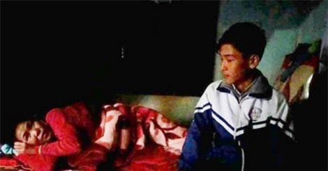 Bi kịch: Cha mất sớm, cậu học sinh lớp 8 một mình chăm mẹ bị ung thư giai đoạn cuối