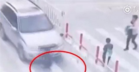 Clip: Mẹ “dán mắt” vào điện thoại, con trai một mình chạy qua đường bị ôtô tông trúng 