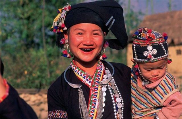 Độc đáo tục nhuộm răng đen của người Lự ở Lai Châu