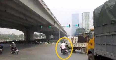 Clip: Đi sai làn đường, Yamaha Exciter suýt lọt gầm xe tải ở Hà Nội 