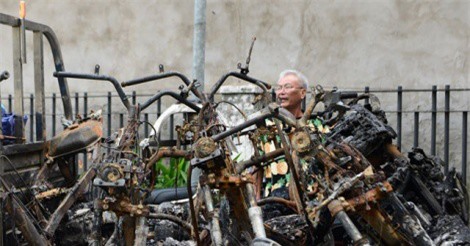 Chùm ảnh: Hàng trăm xe máy bị thiêu rụi trong vụ cháy chung cư Carina được chuyển ra ngoài