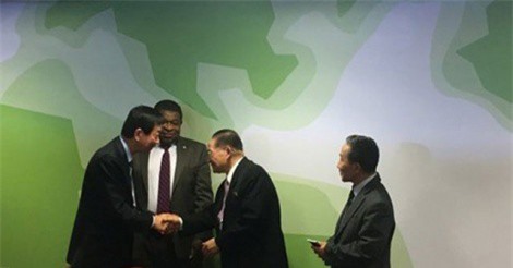 Quan chức Triều Tiên và Hàn Quốc bắt tay, cụng ly mong hòa bình