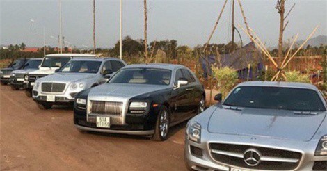 Chi&#xEA;m ng&#x1B0;&#x1EE1;ng d&#xE0;n si&#xEA;u xe c&#x1EE7;a &quot;&#xF4;ng tr&#xF9;m&quot; c&#xE0; ph&#xEA; Trung Nguy&#xEA;n 