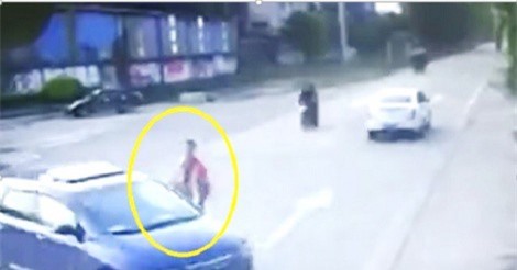 Clip: Phóng xe máy như bay, nam thanh niên va chạm cực mạnh với ôtô đang sang đường