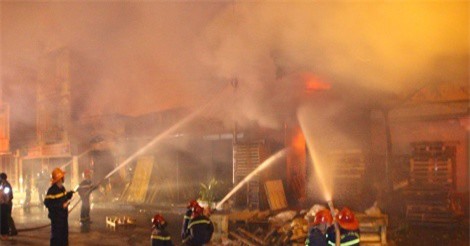 Hải Phòng: Cháy xưởng gỗ gần cây xăng, thiêu rụi cả nhà dân