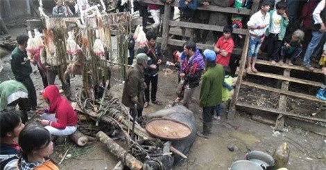 Kỳ lạ tập tục đập tivi, điện thoại và đồ dùng để chia cho người chết của dân tộc Ca Dong