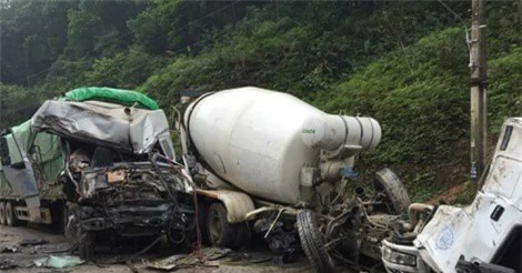 Clip: Lao sang làn đường ngược chiều, xe bồn “đấu đầu” xe tải thảm khốc ở Hà Giang