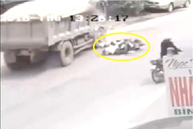 Clip: Tránh 2 cô gái, xe ben gây tai nạn liên hoàn rồi lật nhào ở Hải Phòng