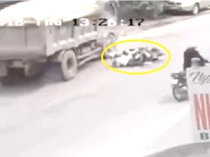 Clip: Tránh 2 cô gái, xe ben gây tai nạn liên hoàn rồi lật nhào ở Hải Phòng