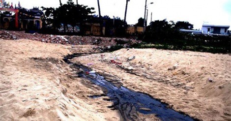 Đà Nẵng: Nước thải đen ngòm, bốc mùi hôi chảy xuống bãi biển Nam Ô