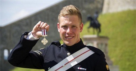 Hạ sĩ Anh bán huân chương anh hùng để trả tiền mua nhà