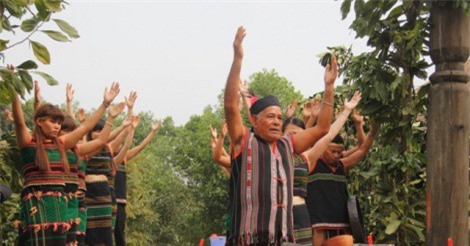 Lễ cúng cổng bon của người M’Nông ở Đắk Nông