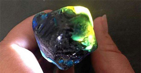 Người đàn ông Australia nhặt được viên đá quý 30.000 USD