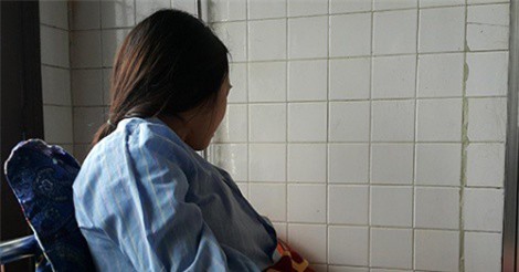 Phụ huynh hành hung, bắt giáo viên thực tập quỳ gối bị khởi tố