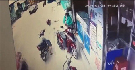 Thanh niên dí dao cướp điện thoại giữa ban ngày