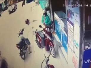 Thanh niên dí dao cướp điện thoại giữa ban ngày