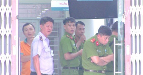 2 thanh niên cướp ngân hàng giữa ban ngày ở Sài Gòn