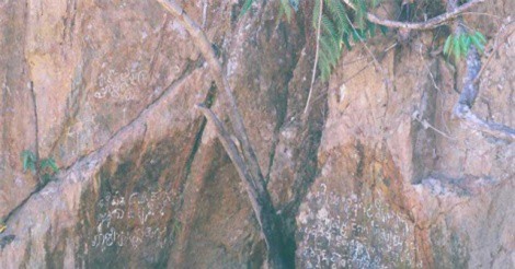 Kỳ bí văn tự cổ trên vách đá giữa đại ngàn Trường Sơn