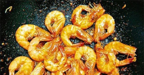 Tôm rang mặn ngọt đơn giản mà hấp dẫn cho ngày cuối tuần