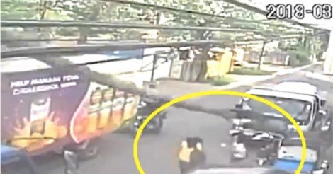 Clip: Hãi hùng cảnh xe tải đâm đổ cây bên đường, đè vào người đi bộ 