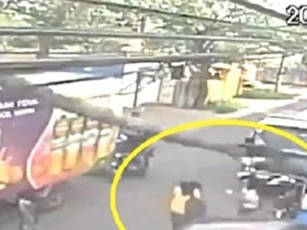 Clip: Hãi hùng cảnh xe tải đâm đổ cây bên đường, đè vào người đi bộ
