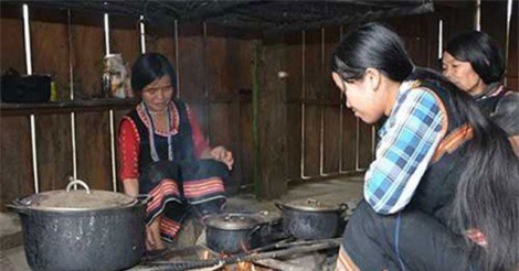 Ngôi làng kỳ lạ ở Trường Sơn: Phụ nữ 'thỏa thích' bắt trai trẻ làm... chồng