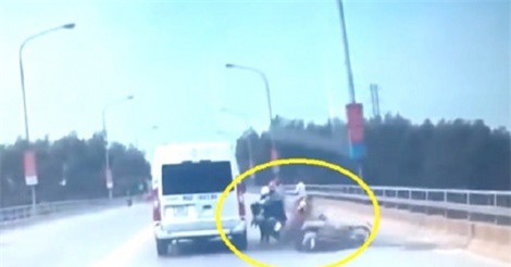 Clip: Quay đầu xe không quan sát ở Bắc Giang, nam thanh niên khiến 2 người đi xe máy ngã văng vào bánh xe ôtô   