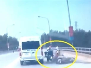 Clip: Quay đầu xe không quan sát ở Bắc Giang, nam thanh niên khiến 2 người đi xe máy ngã văng vào bánh xe ôtô