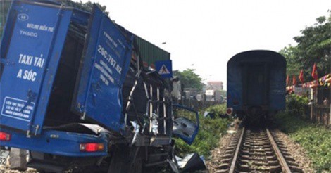 Vượt qua đường sắt trên lối đi tự mở, ôtô bị tàu hỏa tông biến dạng