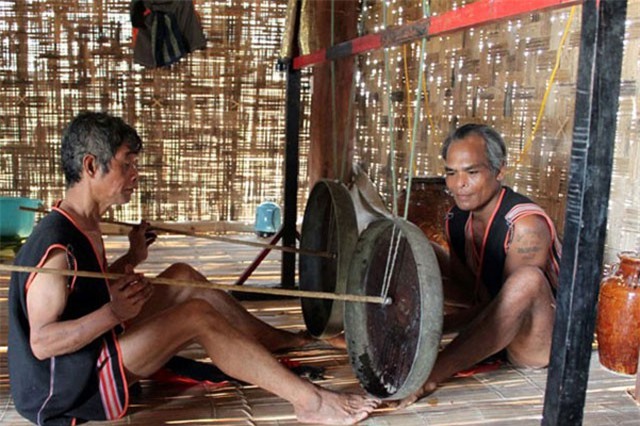 Chiêng Tha - nhạc cụ độc đáo của người dân tộc B’râu