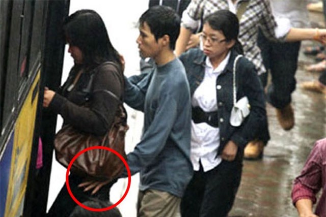 Clip: Móc túi hoành hành tại điểm trung chuyển xe buýt lớn nhất Hà Nội