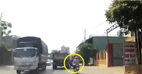 Clip: Tránh xe đạp ngược chiều, nam thanh niên suýt bị xe tải cán chết trên Quốc lộ 39A   