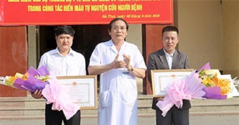 Hai người đàn ông vượt 200 km hiến máu cứu bệnh nhân được tặng bằng khen