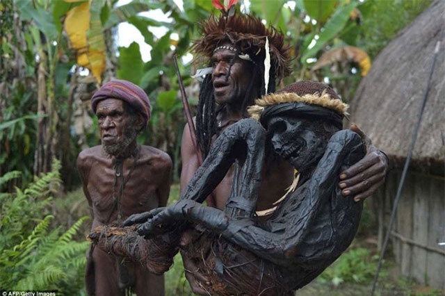 Rợn người với tục 'nướng' tù trưởng thành xác ướp của bộ tộc hoang dã nhất hành tinh