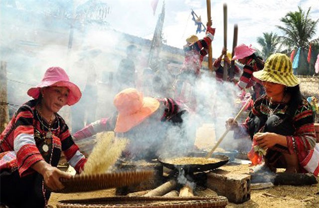 Khám phá lễ hội ăn cốm mới của người Ba Na ở Bình Định