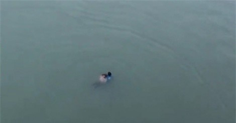 Tặng bằng khen cho nam thanh niên cứu cô gái nhảy cầu