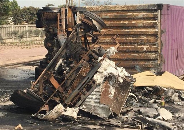 Thanh Hóa: Xe container bốc cháy, 2 người bị thiêu chết