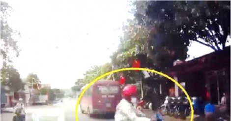 Clip: Bất ngờ cắt mặt ôtô, người phụ nữ suýt nhận “quả đắng” ở Tuyên Quang