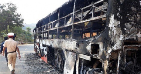 Kon Tum: Lửa thiêu rụi xe khách chở 38 người