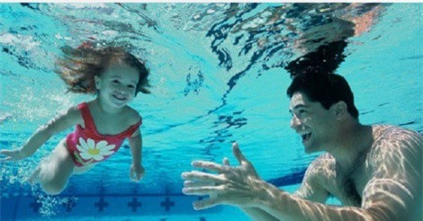 Những nguy cơ tiềm ẩn cha mẹ cần lưu ý khi đưa trẻ đi bơi