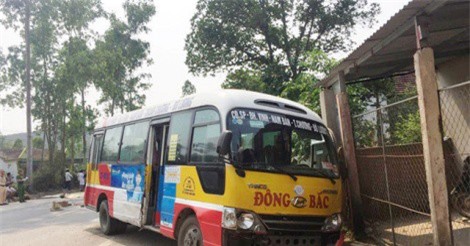 Xe buýt lấn làn khiến 2 người tử vong tại chỗ