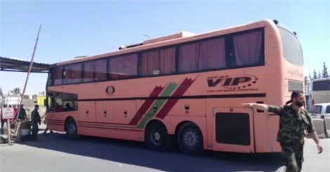 Clip: Phiến quân lũ lượt rút khỏi Douma ở Đông Ghouta