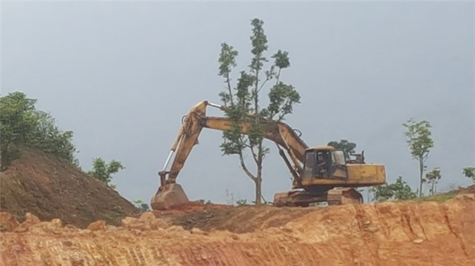 Cty Du lịch Khoang Xanh - Suối Tiên: Xây dựng trái phép trên đường đi chung? 