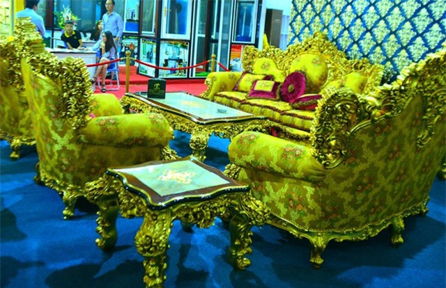 Đại gia Hà Nội gây "sốc" với bộ sofa dát vàng hơn nửa tỷ đồng