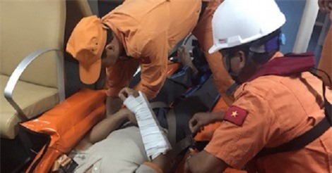 Hai tàu cá Nghệ An bị tàu không rõ quốc tịch va chìm