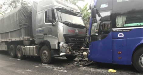 Kon Tum: Xe container "đấu đầu" xe khách trong đêm, hàng chục người hoảng loạn