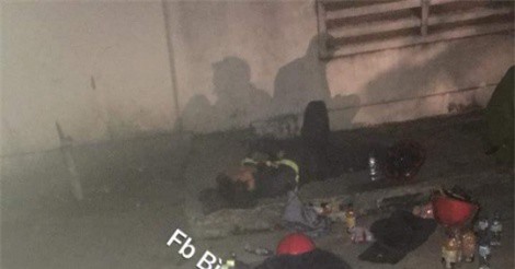 Lính cứu hỏa kiệt sức, ngủ tại hiện trường vụ cháy ở Bình Dương